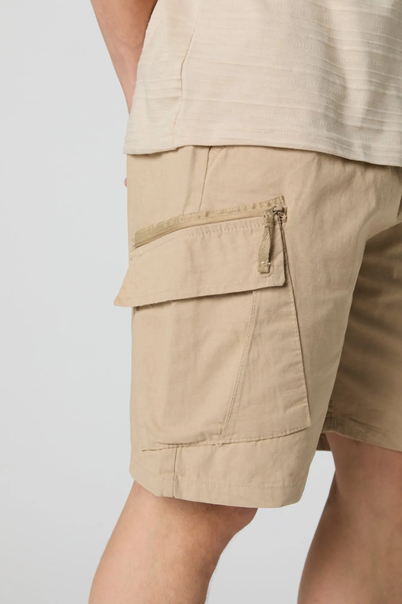 Short cargo à taille coulissante avec fermeture à glissière