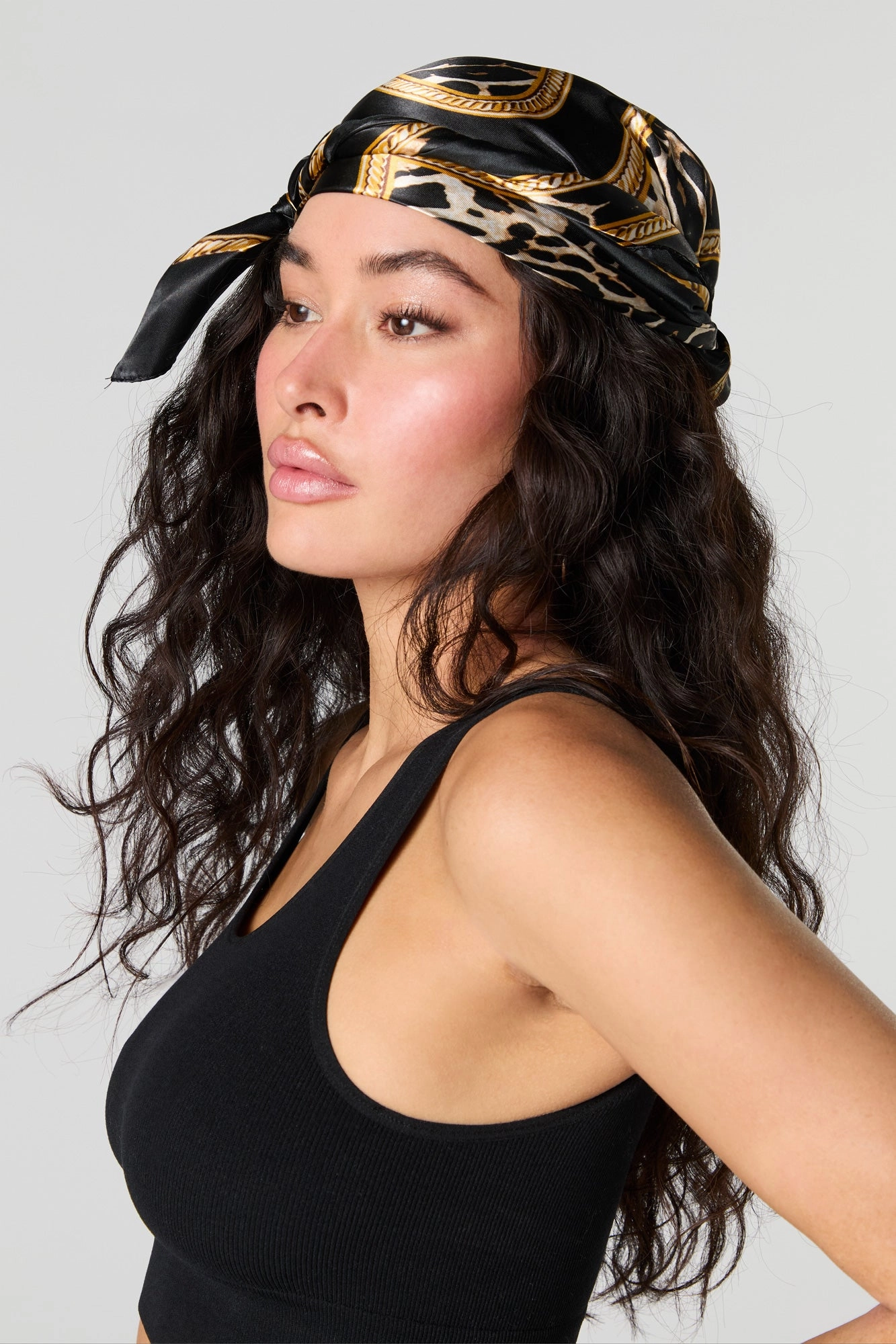 Écharpe en satin avec imprimé de chaînes et motif guépard