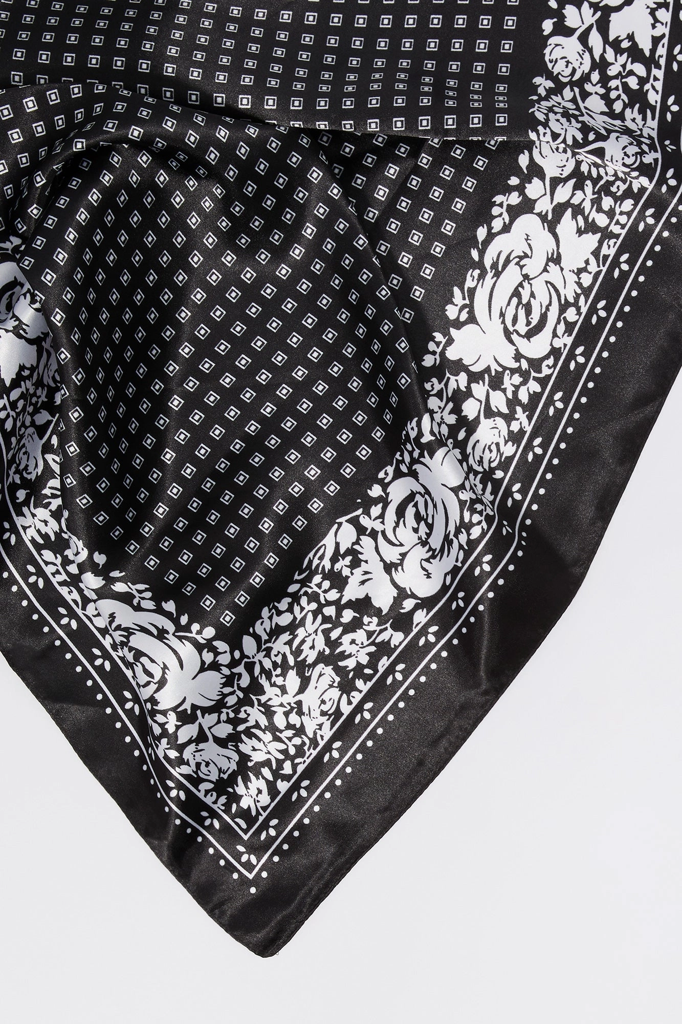 Écharpe multifaçons en satin avec bordure fleurie