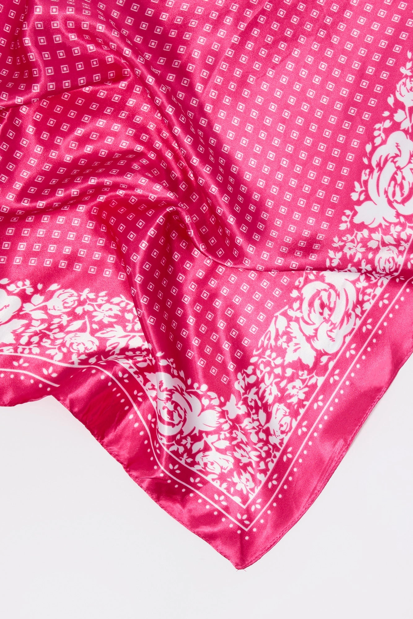 Écharpe multifaçons en satin avec bordure fleurie