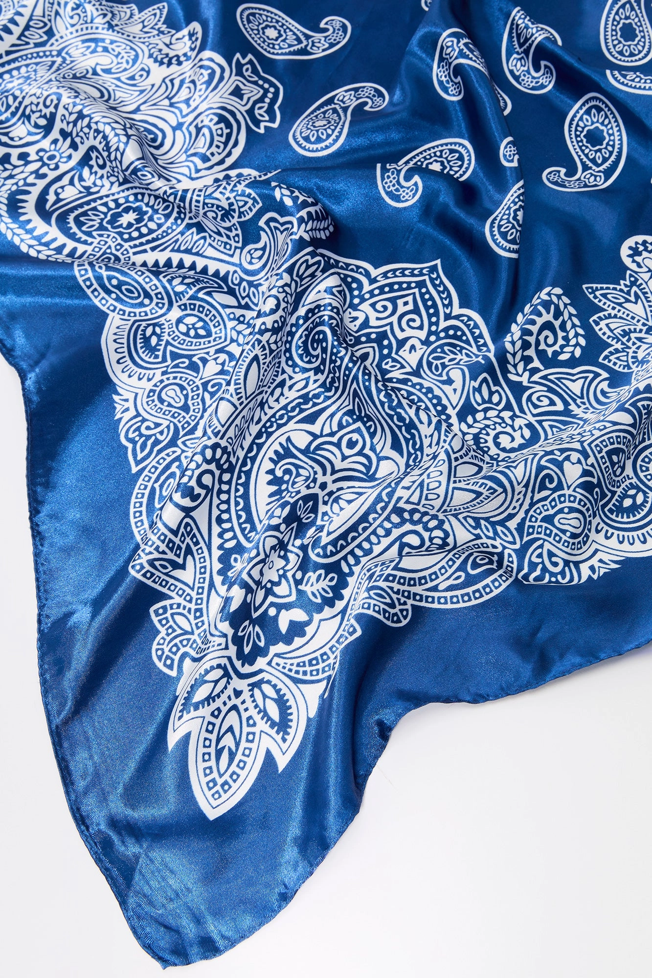 Écharpe multifaçons en satin avec motif cachemire