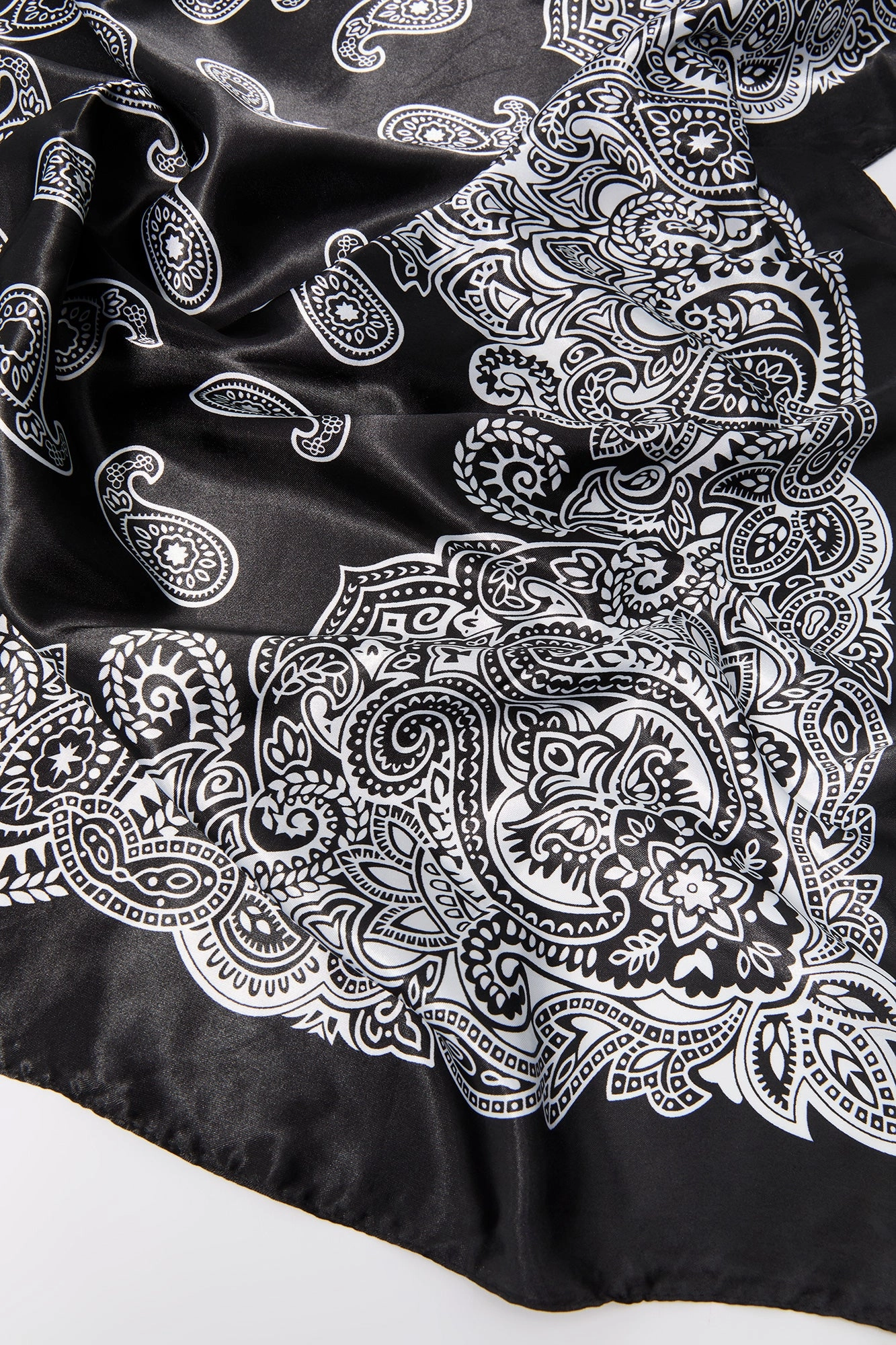 Écharpe multifaçons en satin avec motif cachemire